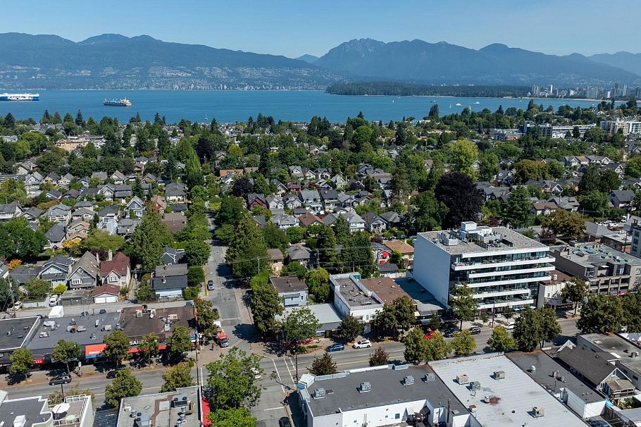 3192 W 8th Avenue Vancouver, BC - 1