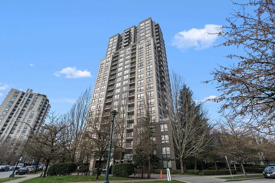 1703 3663 Crowley Drive Vancouver, BC - 2