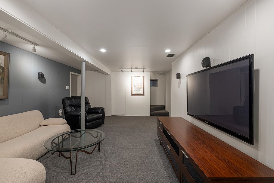 402 Brand Street North Vancouver, BC - 35