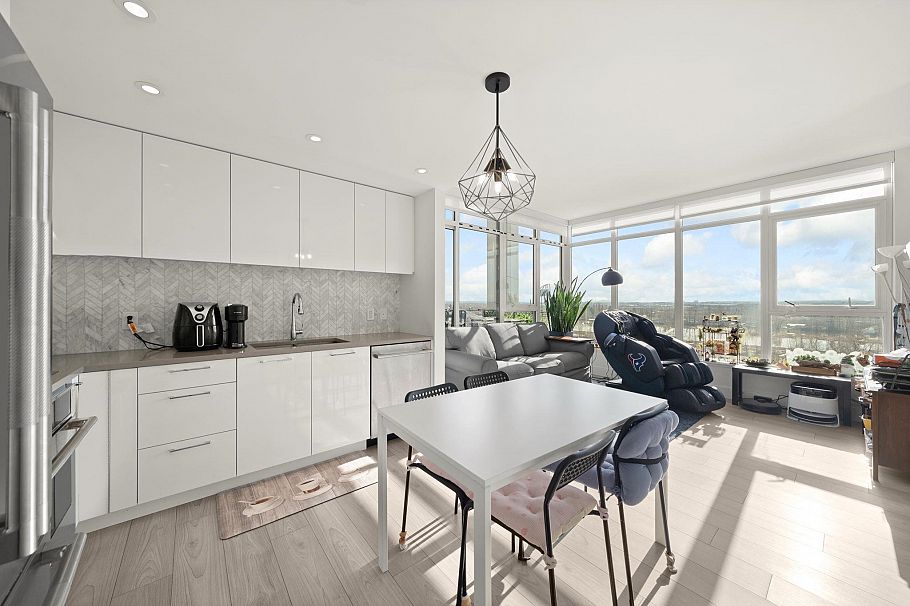 1405 3581 E Kent Avenue North Vancouver, BC - 1