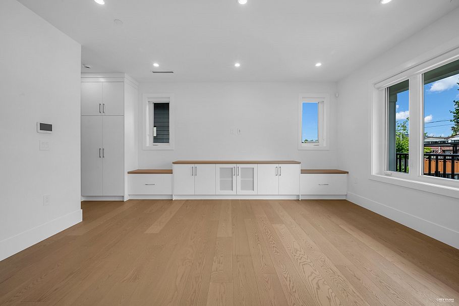 3673 E 48th Avenue Vancouver, BC - 4