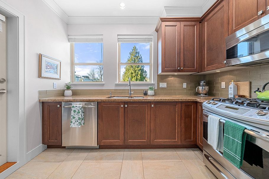 5 897 Premier Street North Vancouver, BC - 10