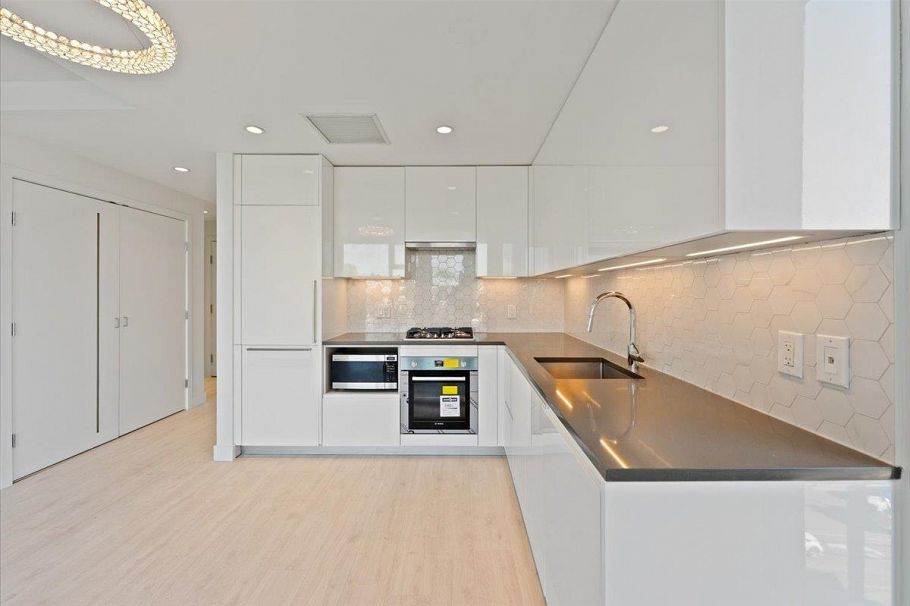 410 8138 Fraser Street Vancouver, BC - 9