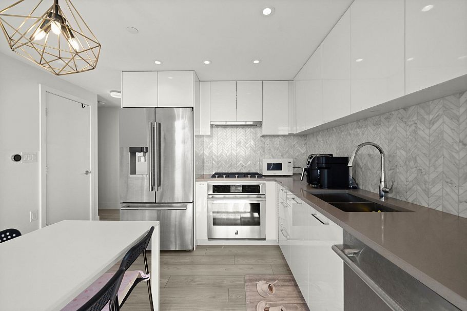 1405 3581 E Kent Avenue North Vancouver, BC - 3