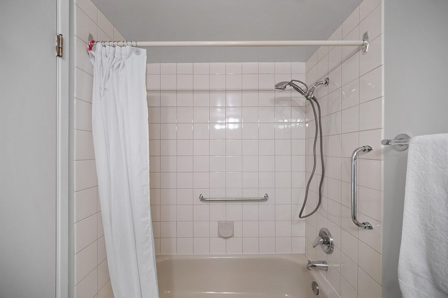 202 1066 W 13th Avenue Vancouver, BC - 5