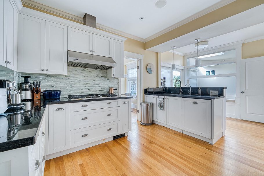 1987 W 37th Avenue Vancouver, BC - 11