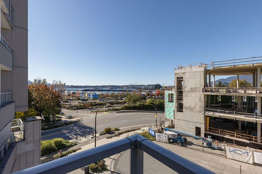 208 277 W 1st Street North Vancouver, BC - 21