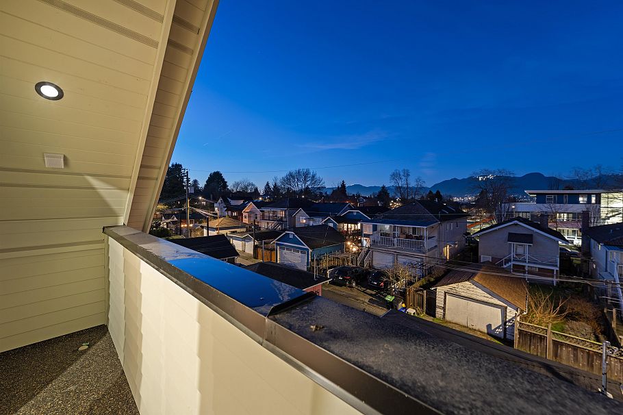 2 2253 Grant Street Vancouver, BC - 31