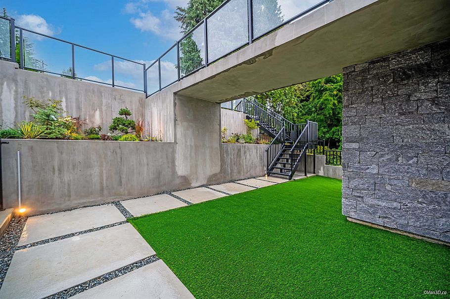 973 Adderley Street North Vancouver, BC - 3