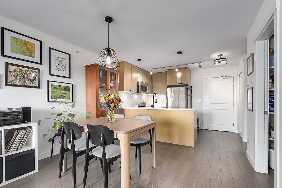 403 688 E 18th Avenue Vancouver, BC - 18