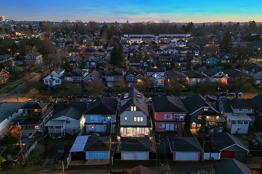 2 2253 Grant Street Vancouver, BC - 39