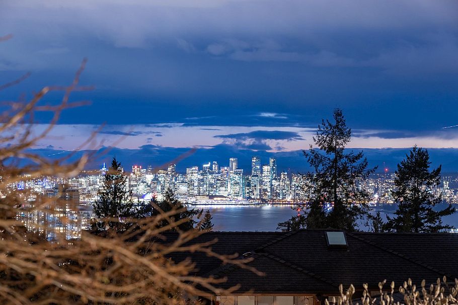 402 Brand Street North Vancouver, BC - 2