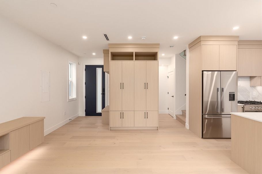 2 3508 E Pender Street Vancouver, BC - 3