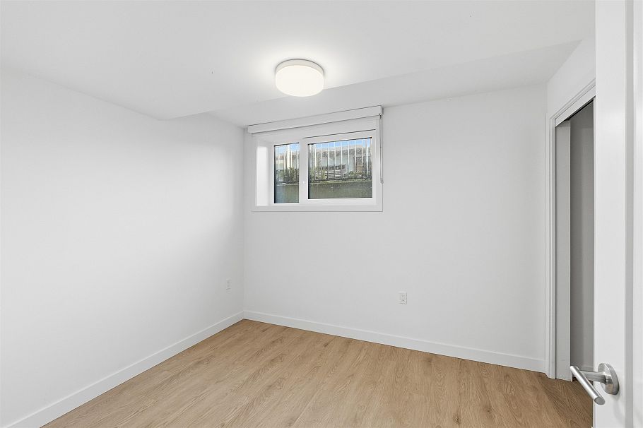 33 720 E 3rd Street North Vancouver, BC - 17