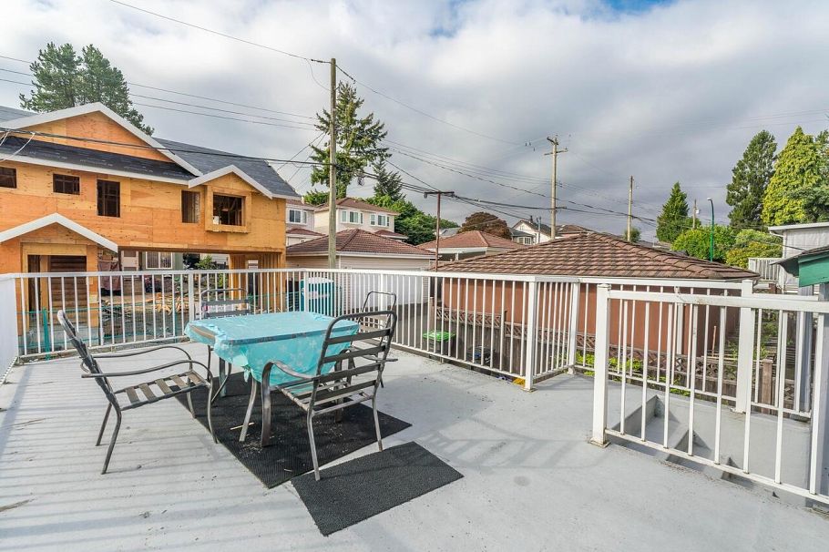 2216 E 41st Avenue Vancouver, BC - 18