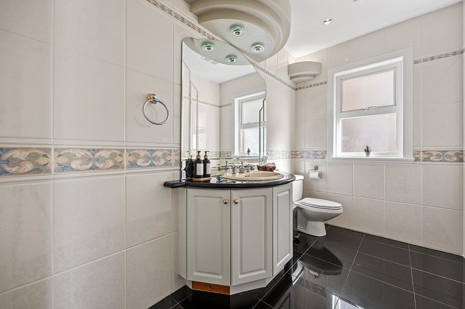 2288 W 20th Avenue Vancouver, BC - 17