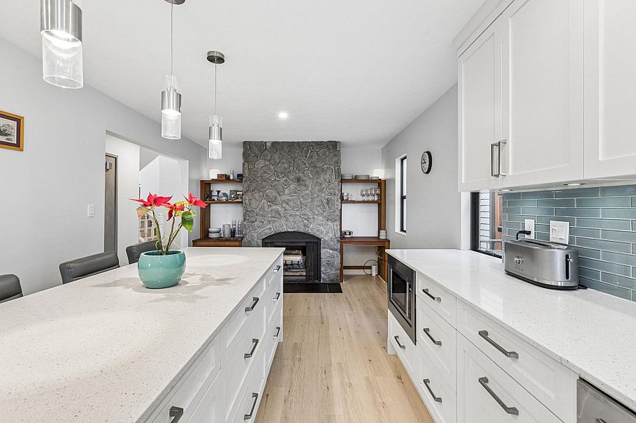 5709 Owl Court North Vancouver, BC - 5