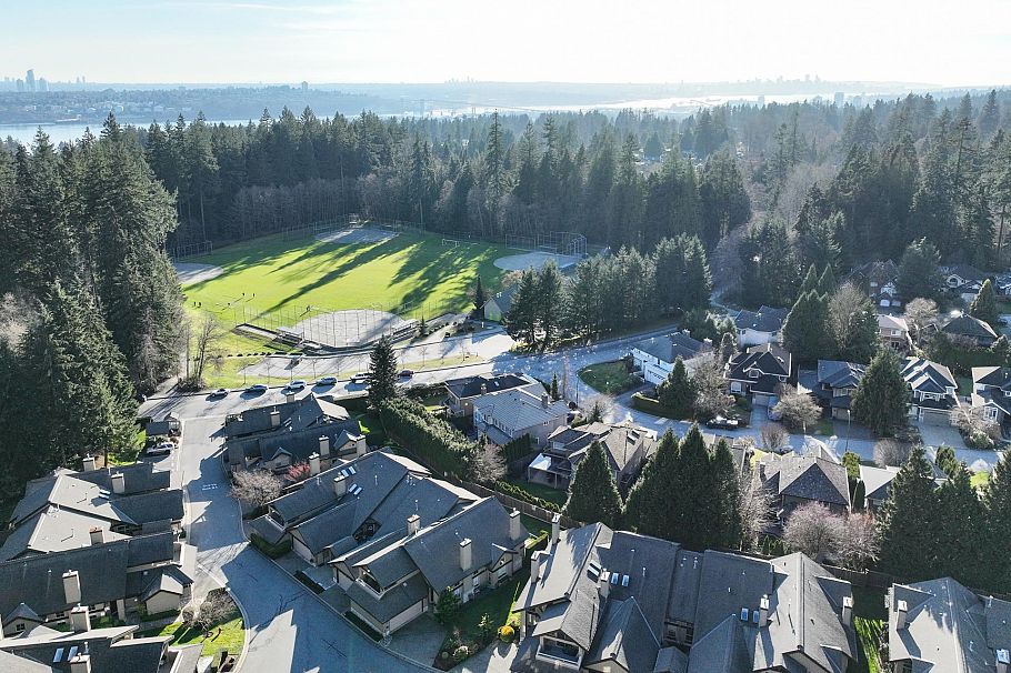 5 1550 Larkhall Crescent North Vancouver, BC - 39