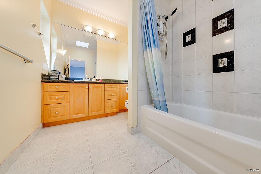 4989 Chalet Place North Vancouver, BC - 27