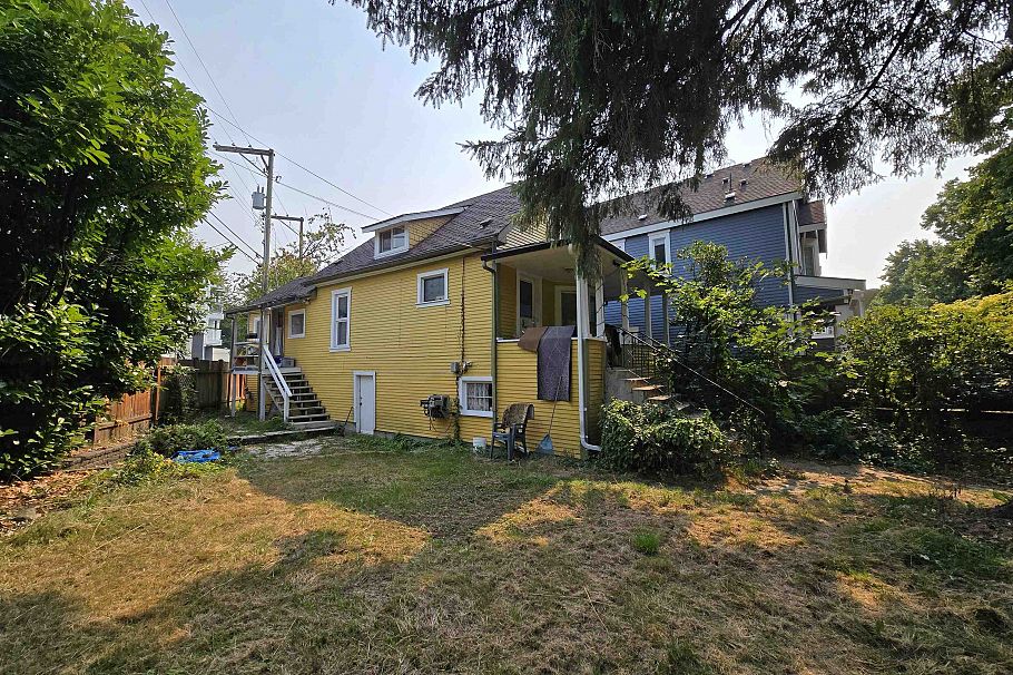 4212 Perry Street Vancouver, BC - 2
