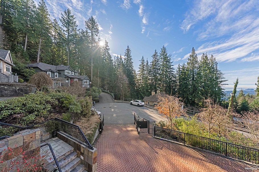 4989 Chalet Place North Vancouver, BC - 6