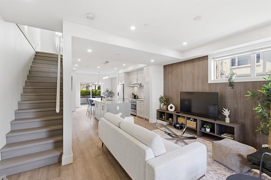 1 115 W Queens Road North Vancouver, BC - 14