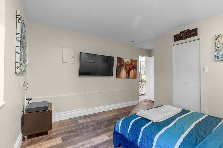 324 E 24th Street North Vancouver, BC - 24