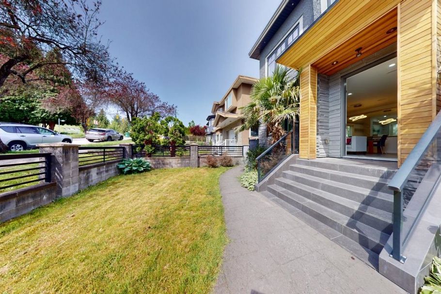 3317 E 3rd Avenue Vancouver, BC - 2
