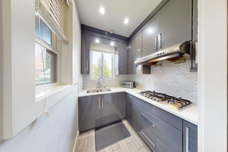 3317 E 3rd Avenue Vancouver, BC - 16