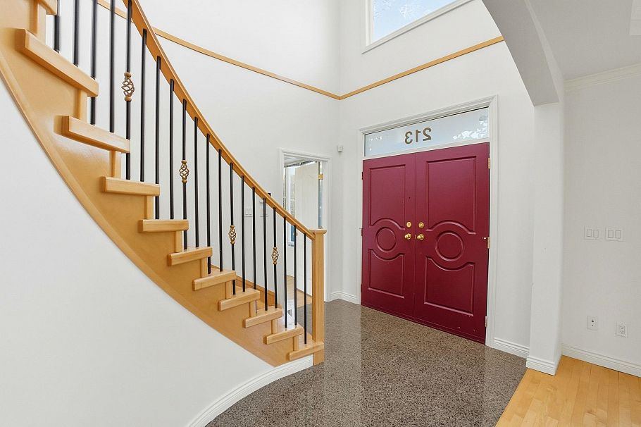 213 W 28th Street North Vancouver, BC - 25