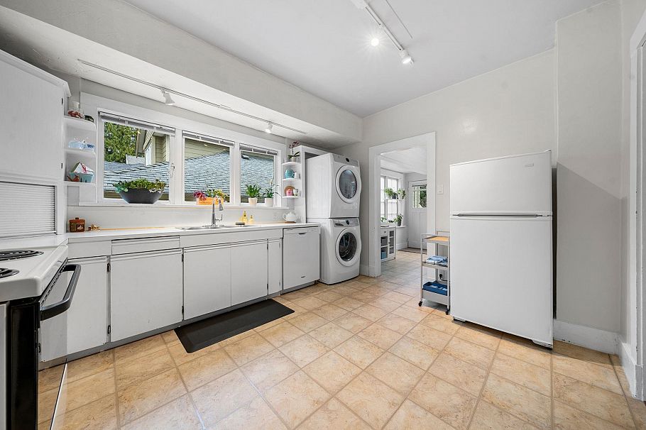 163 E Kings Road North Vancouver, BC - 14