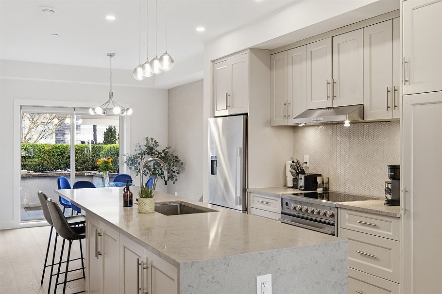 1 115 W Queens Road North Vancouver, BC - 9