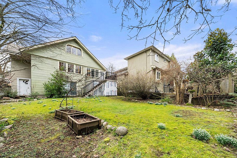 163 E Kings Road North Vancouver, BC - 32