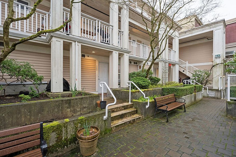 249 2565 W Broadway Vancouver, BC - 3