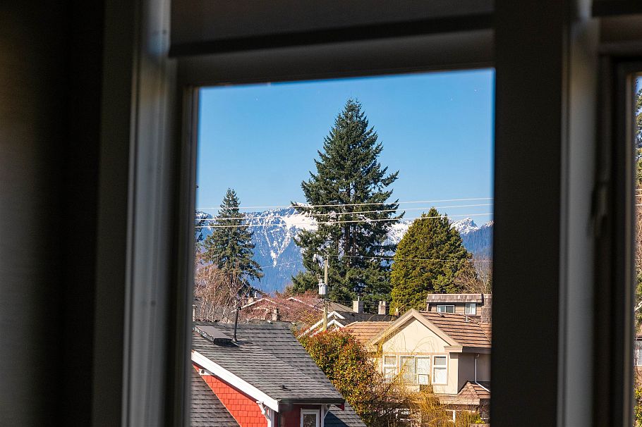 1 115 W Queens Road North Vancouver, BC - 26