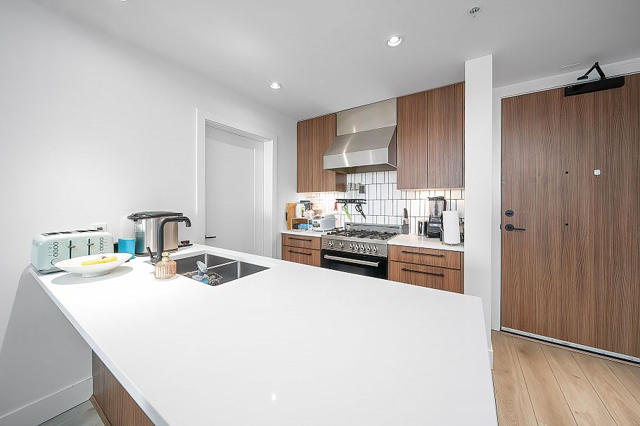 208 6933 Cambie Street Vancouver, BC - 5