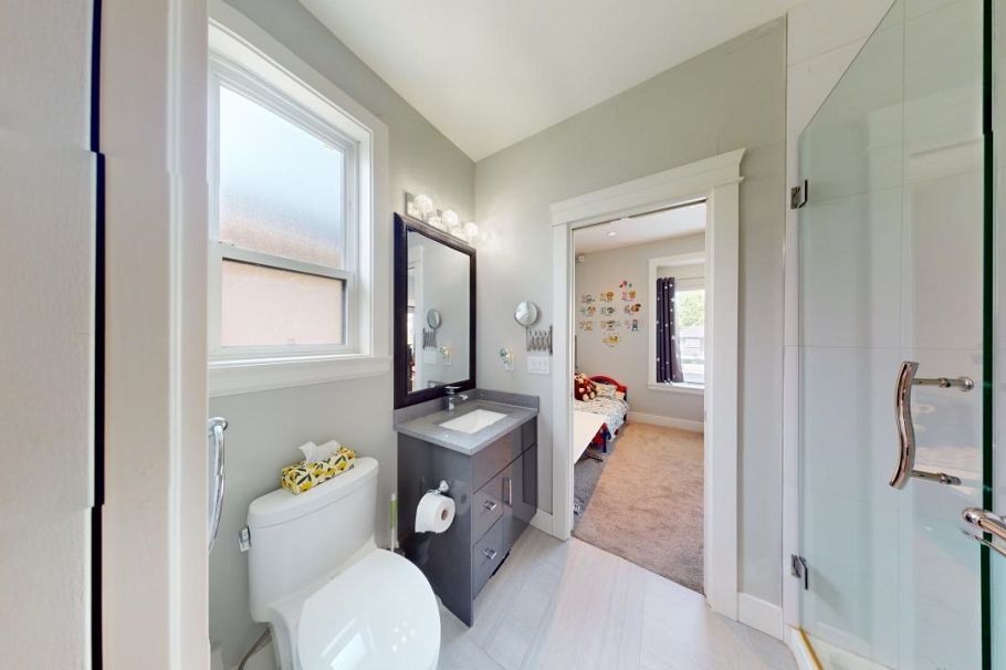 3317 E 3rd Avenue Vancouver, BC - 26