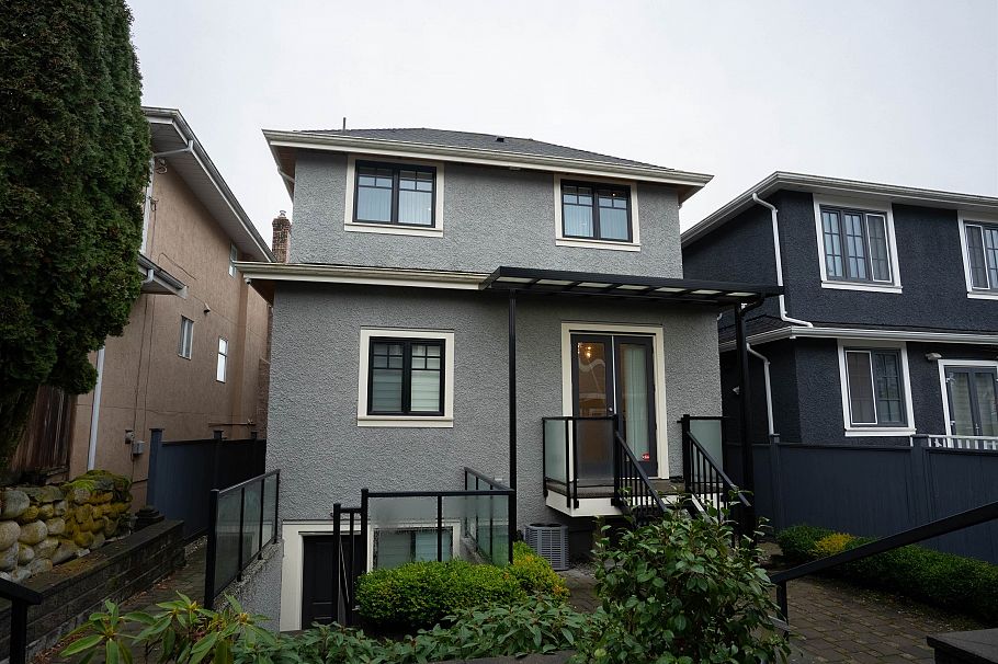 1895 W 60th Avenue West Vancouver, BC - 2