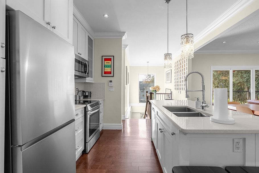 324 E 24th Street North Vancouver, BC - 2