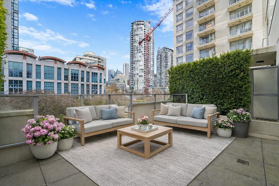 1237 Richards Street Vancouver, BC - 11