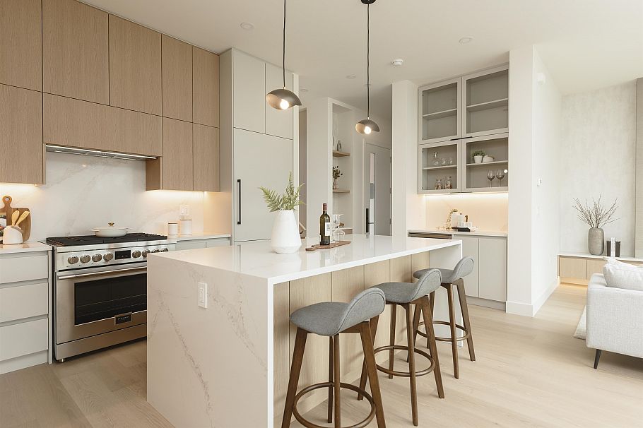 2 735 E 10th Avenue Vancouver, BC - 2