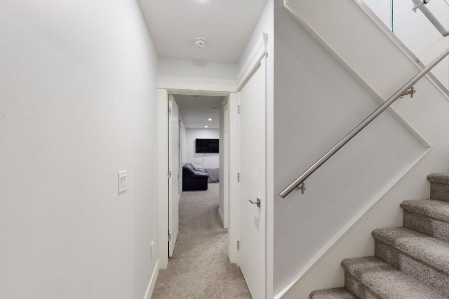 3317 E 3rd Avenue Vancouver, BC - 32