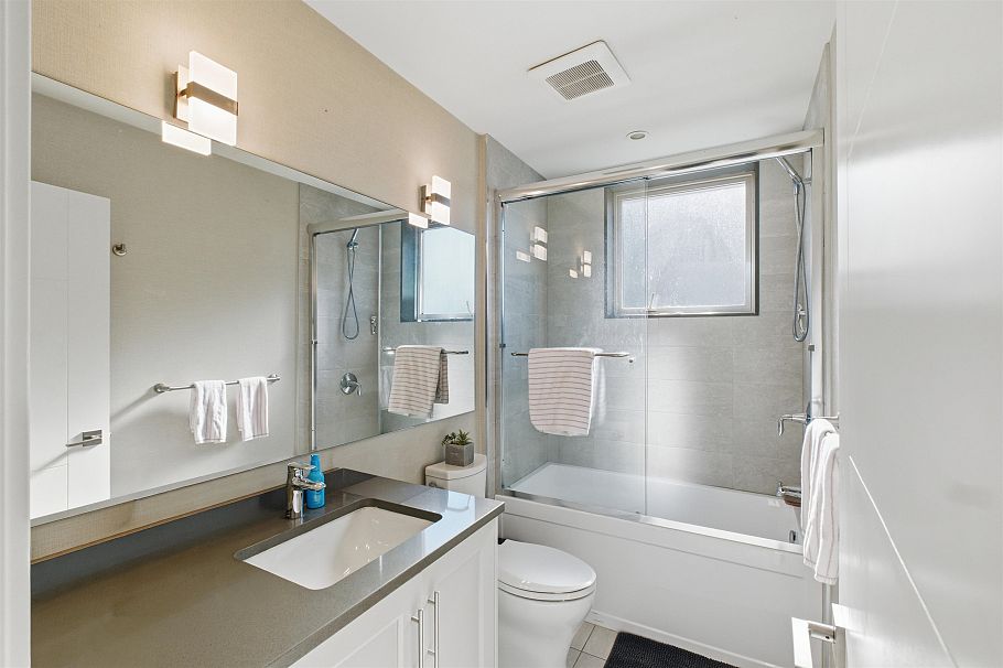 1 115 W Queens Road North Vancouver, BC - 21