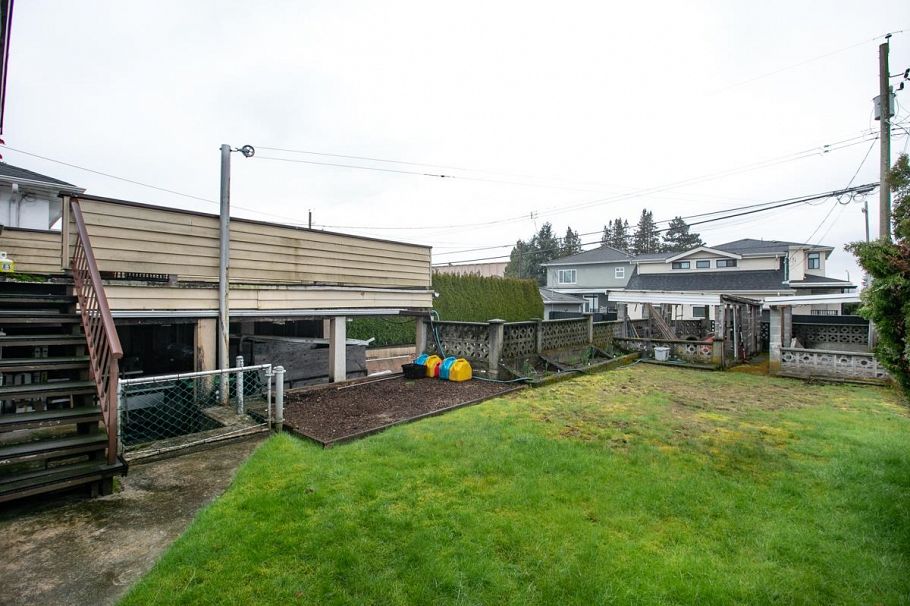 2435 E 49th Avenue Vancouver, BC - 4