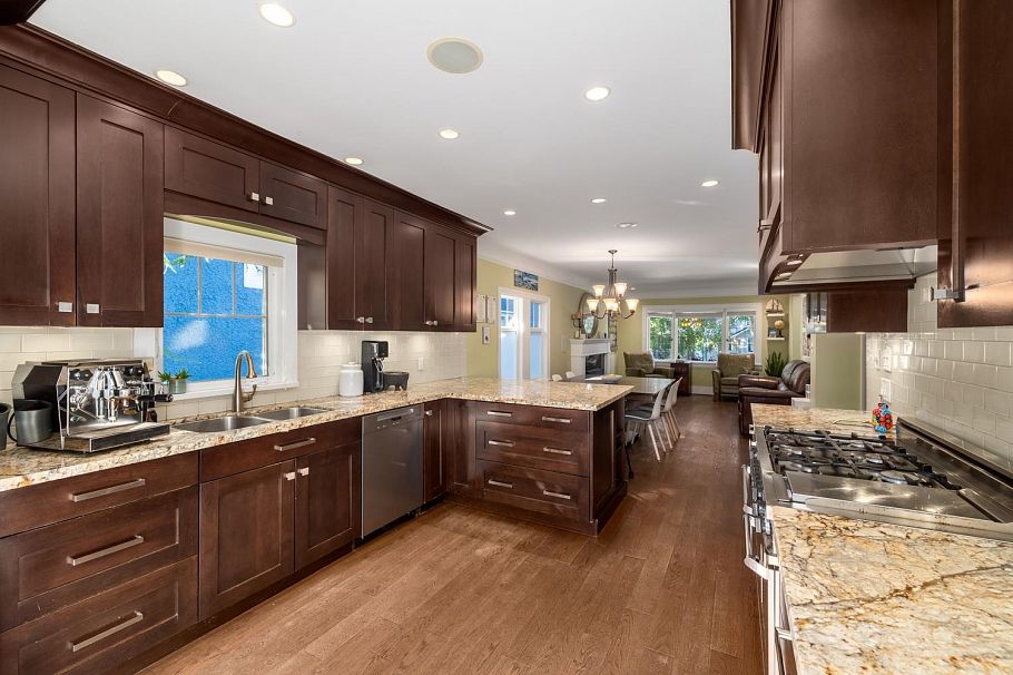 3432 W 13th Avenue Vancouver, BC - 18