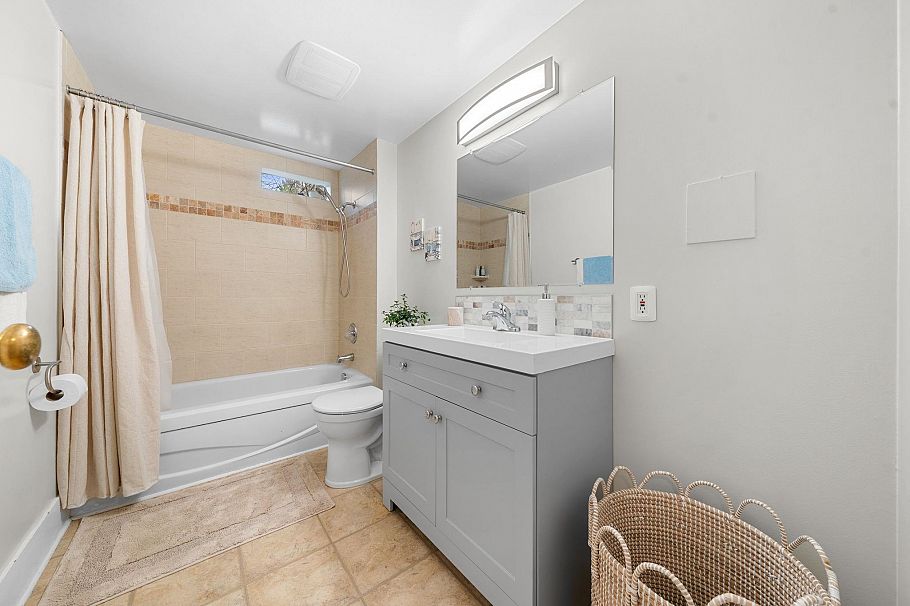 163 E Kings Road North Vancouver, BC - 21