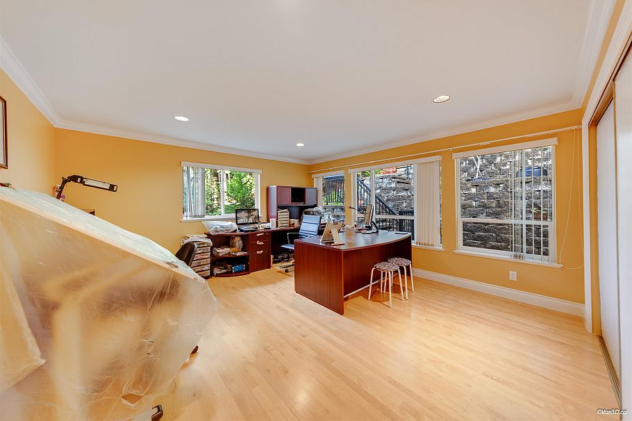 4989 Chalet Place North Vancouver, BC - 11