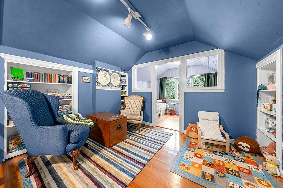 163 E Kings Road North Vancouver, BC - 23