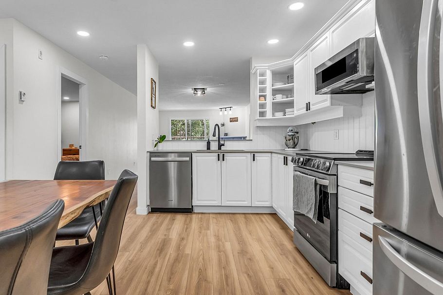 305 1500 Ostler Court North Vancouver, BC - 7