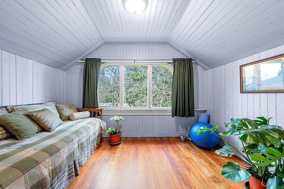 163 E Kings Road North Vancouver, BC - 25